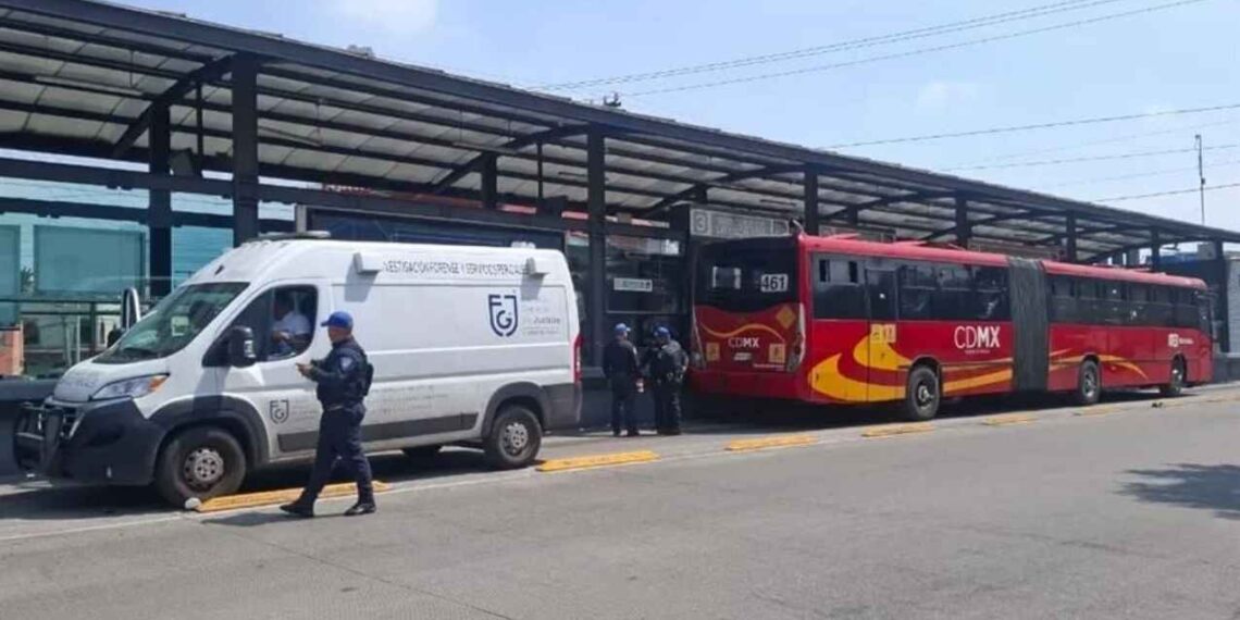 hombre Metrobús Colonia Santa Rosa
