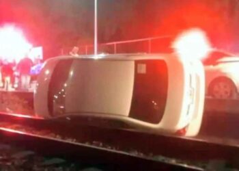 mujer auto volcado San Nicolás