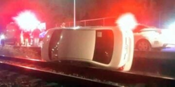 mujer auto volcado San Nicolás