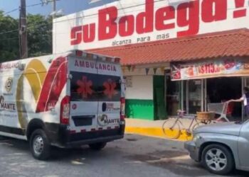 mujer caída tienda El Mante