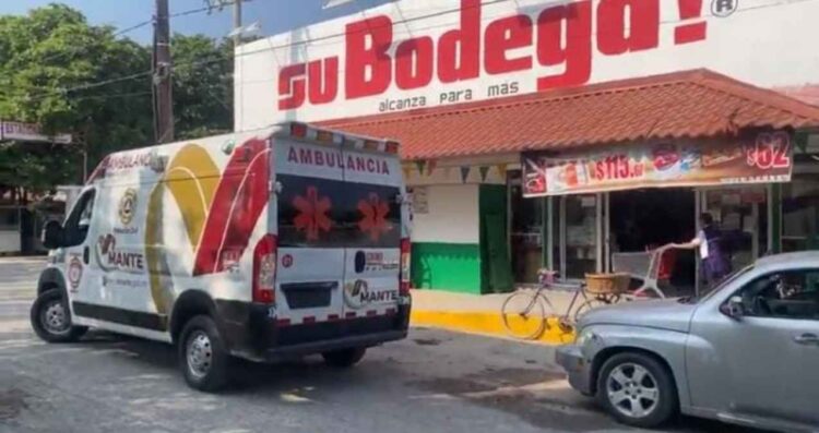 mujer caída tienda El Mante