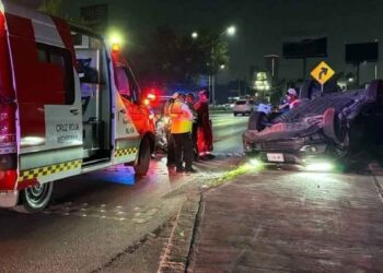 mujer volcar camioneta Monterrey