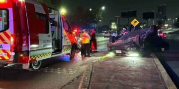 mujer volcar camioneta Monterrey