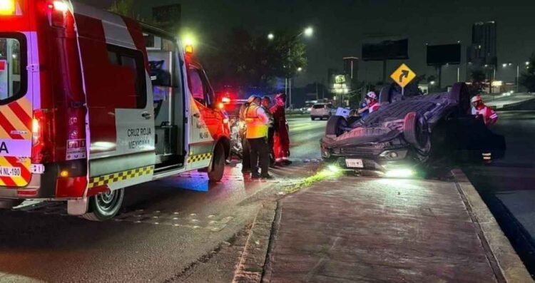 mujer volcar camioneta Monterrey