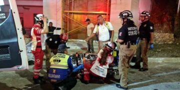 Obrero pierde equilibrio y cae desde seis metros de altura en San Pedro, Nuevo León