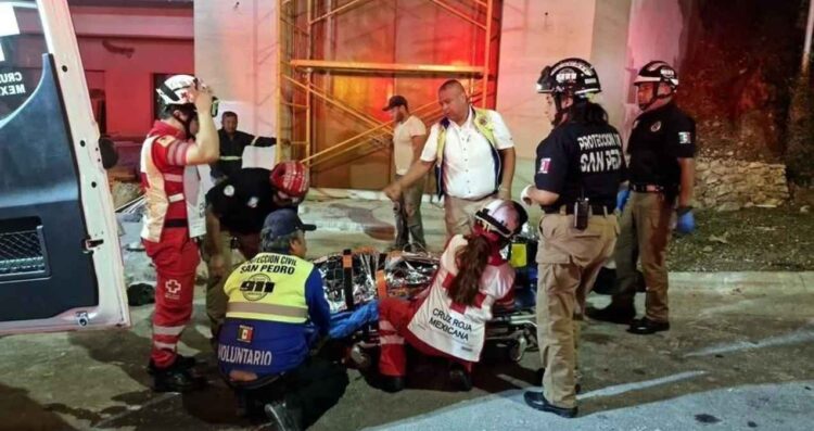 Obrero pierde equilibrio y cae desde seis metros de altura en San Pedro, Nuevo León