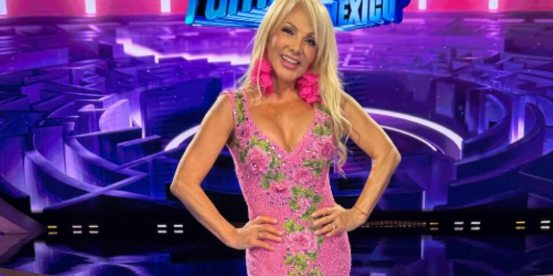 Olivia Collins se cae en pasarela de Mitzy, pero sigue con elegancia