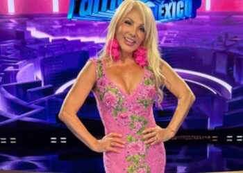 Olivia Collins se cae en pasarela de Mitzy, pero sigue con elegancia