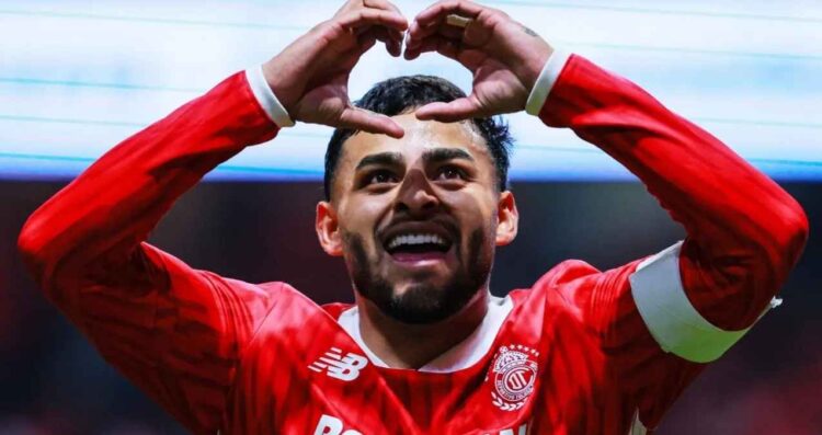 Orgullo mexicano Alexis Vega supera a Messi y Yamal entre los máximos asistidores del mundo