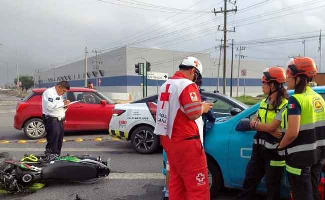 Padre e hijo resultan ilesos al chocar con automóvil en Santa Catarina, NL