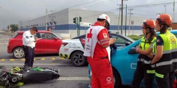 Padre e hijo resultan ilesos al chocar con automóvil en Santa Catarina, NL