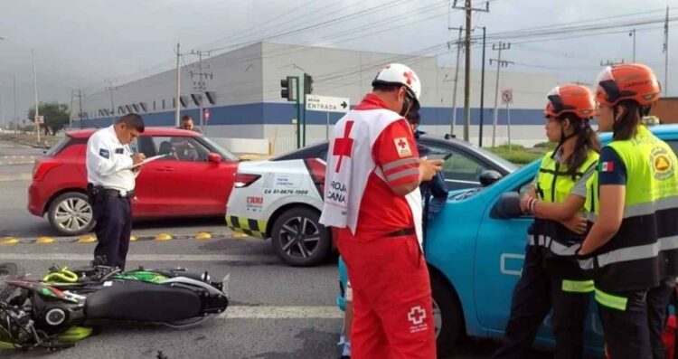 Padre e hijo resultan ilesos al chocar con automóvil en Santa Catarina, NL