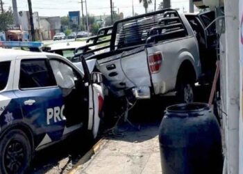 Patrulla de la Proxpol pierde el control y se impacta contra 4 vehículos en Escobedo, NL