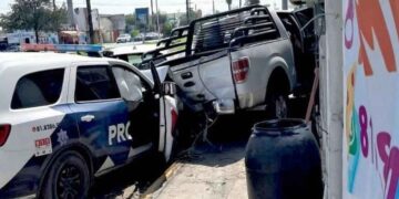 Patrulla de la Proxpol pierde el control y se impacta contra 4 vehículos en Escobedo, NL