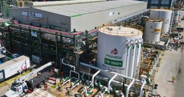 Pemex cierra trimestre con pérdidas, pero mejora su panorama financiero
