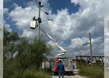 Personal de Alumbrado Público restaura luminarias dañadas en fraccionamientos de Matamoros, Tamaulipas