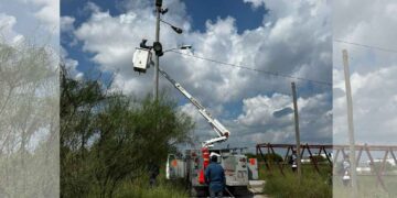 Personal de Alumbrado Público restaura luminarias dañadas en fraccionamientos de Matamoros, Tamaulipas