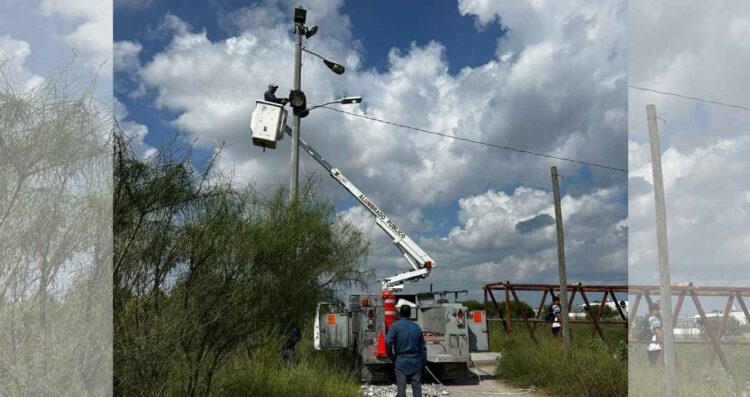Personal de Alumbrado Público restaura luminarias dañadas en fraccionamientos de Matamoros, Tamaulipas