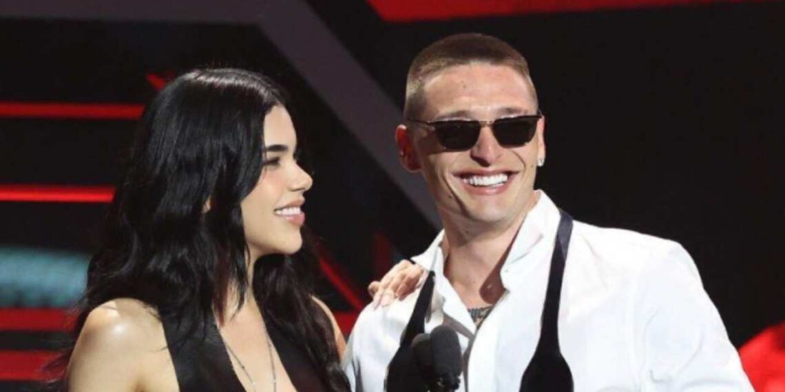 Peso Pluma y Kenia Os derriten corazones en los Premios Billboard Latinos 2025