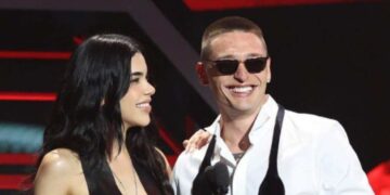 Peso Pluma y Kenia Os derriten corazones en los Premios Billboard Latinos 2025