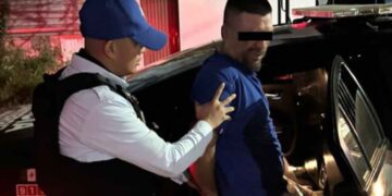 Policías de Monterrey detienen a hombre