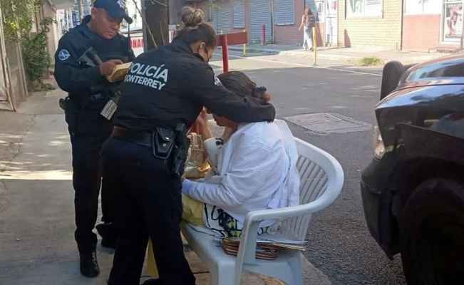 Policías de Monterrey hallan desorientada y semidesnuda a una mujer en el Centro