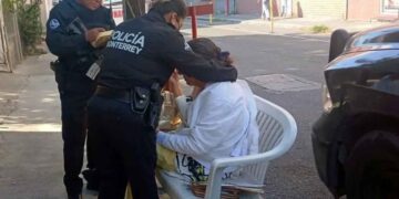 Policías de Monterrey hallan desorientada y semidesnuda a una mujer en el Centro