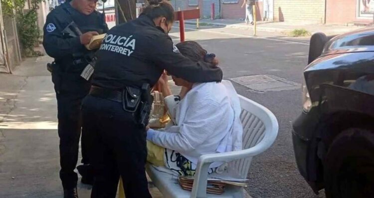 Policías de Monterrey hallan desorientada y semidesnuda a una mujer en el Centro