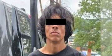 Policías de Monterrey sorprende a hombre quitando placa del homenaje a Agustín Lara