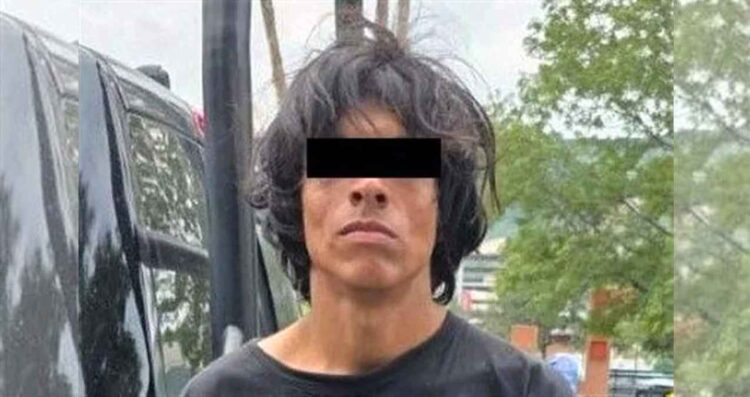 Policías de Monterrey sorprende a hombre quitando placa del homenaje a Agustín Lara