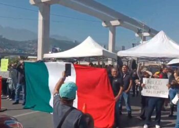 Protestan trabajadores del Poder Judicial en la Avenida Constitución en Monterrey, NL