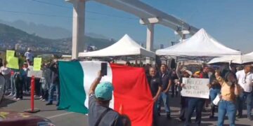 Protestan trabajadores del Poder Judicial en la Avenida Constitución en Monterrey, NL