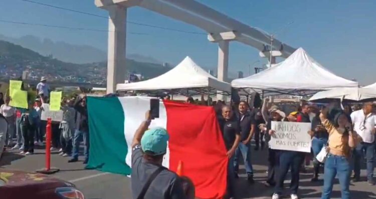 Protestan trabajadores del Poder Judicial en la Avenida Constitución en Monterrey, NL