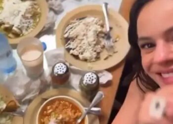 Rosalía conquista México probando pozole y comprando piñatas