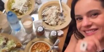 Rosalía conquista México probando pozole y comprando piñatas