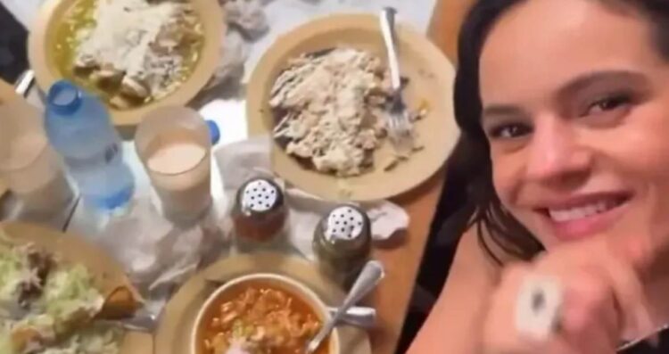 Rosalía conquista México probando pozole y comprando piñatas