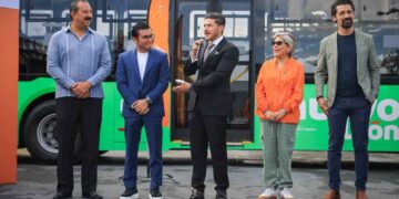 Samuel García renueva el transporte público con unidades hechas en el estado