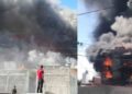 Se registra fuerte incendio en fábrica de colchones en Ecatepec, Estado de México; suspenden servicio del Mexicable