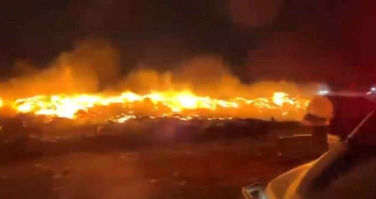 Se registra fuerte incendio en relleno sanitario de Simeprode en Salinas Victoria, Nuevo León
