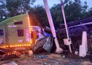 Tractocamión choca contra camión de la empresa Castores en Hidalgo, Tamaulipas