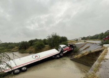 Tráiler cae al río Pilón en Padilla, Tamaulipas 