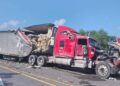 TRÁILER CARGADO CON VERDURAS PROVOCA CARAMBOLA EN PADILLA, TAMAULIPAS