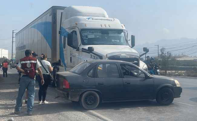 Tráiler impacta automóvil compacto sobre la carretera a García NL; hay al menos 2 heridos
