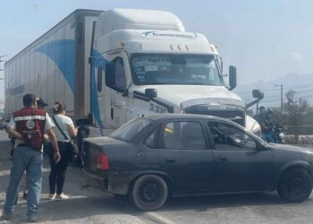 Tráiler impacta automóvil compacto sobre la carretera a García NL; hay al menos 2 heridos