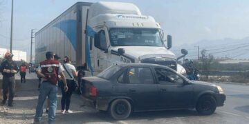Tráiler impacta automóvil compacto sobre la carretera a García NL; hay al menos 2 heridos