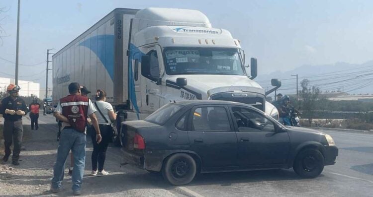 Tráiler impacta automóvil compacto sobre la carretera a García NL; hay al menos 2 heridos