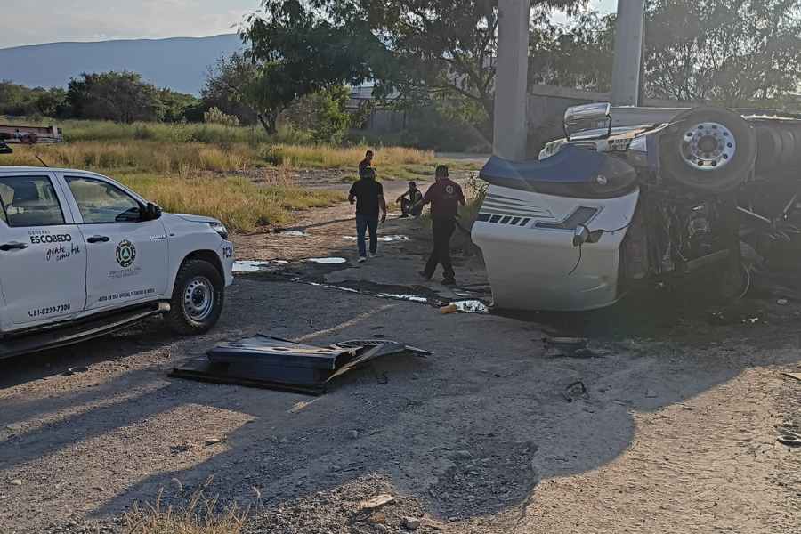 Tráiler vuelca en Escobedo (1)