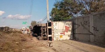 Tráiler vuelca en Escobedo