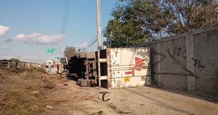 Tráiler vuelca en Escobedo