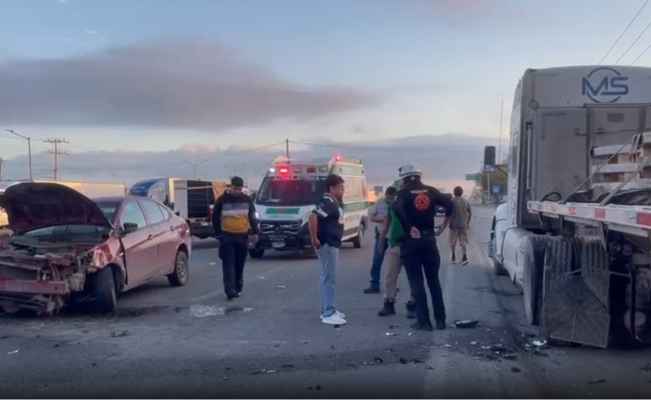 Tráiler y vehículo chocan en la Autopista a Laredo en Ciénega de Flores, NL; hay 3 heridos